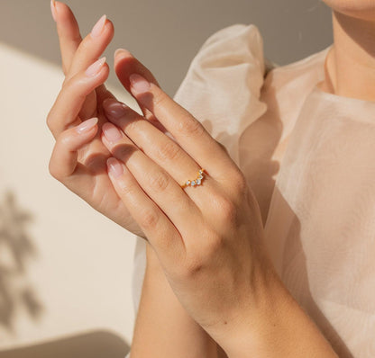 Gold Diamond Wave Minimalist Ring